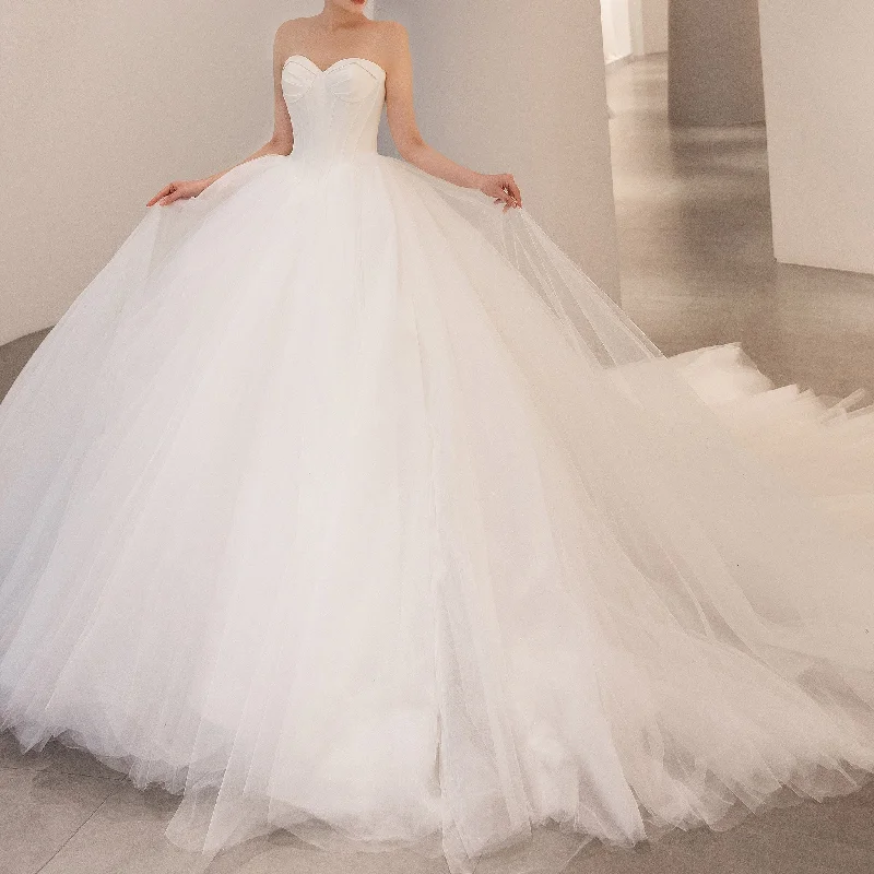 Bonned Bodice Puffy Skirt Ball Gown Wedding Dress with Big Train